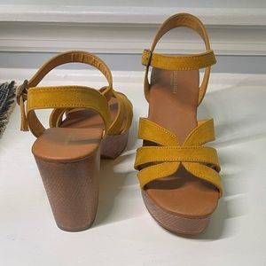 NWOT, Unworn- Size 7 American Eagle Clog Sandals, Yellow